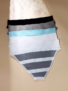Detailed flat lay of 5 seamless nylon sports panties in black, grey, blue and white colors