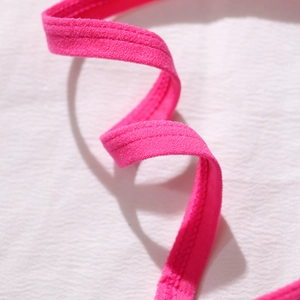 Gros plan détaillé de la bande élastique rose avec couture à double aiguille de qualité