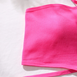 Détail du bandeau en maille côtelée rose vif montrant la texture et les coutures