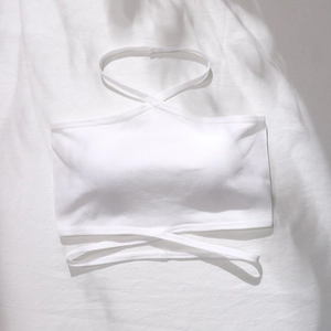 Détail d'une brassière dos nu blanche côtelée avec lanières croisées et texture douce