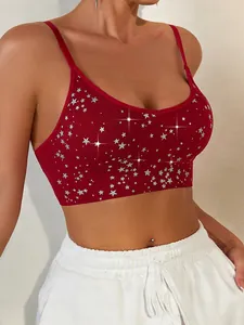 Dettaglio del reggiseno sportivo rosso senza cuciture con stampa a stelle