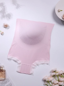Détail de sous-vêtements de maternité sans couture avec taille haute et dentelle blanche