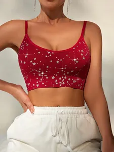 Dettaglio del reggiseno sportivo rosso a coste con stampe di stelle argentate