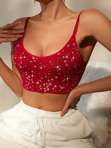 Dettaglio del reggiseno sportivo rosso con stelle luccicanti e trama a costine elastiche