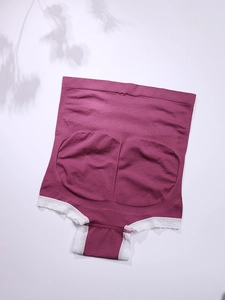 Vue macro d'une culotte de maternité sans couture prune avec structure lifting nid d'abeille