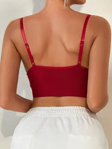Dettaglio del reggiseno sportivo rosso senza cuciture con sottili spalline regolabili