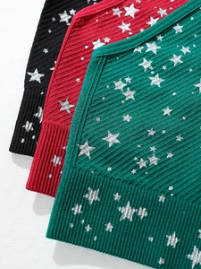 Dettaglio reggiseni sportivi in maglia a coste con stelle d'argento in nero rosso e verde