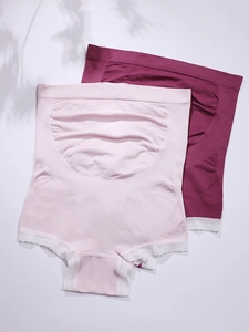 Détail du sous-vêtement de maternité sans couture avec taille haute et bordure dentelle