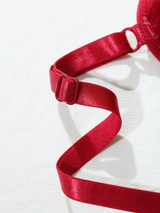 Dettaglio della tracolla regolabile rossa e fibbia del reggiseno sportivo senza cuciture