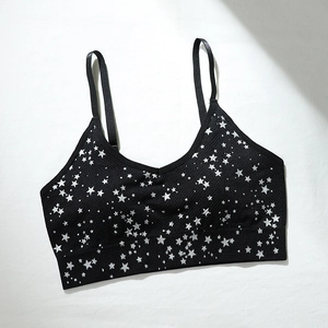 Dettaglio reggiseno sportivo nero senza cuciture con motivo a stelle e bordo a costine