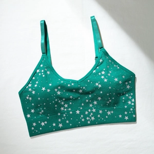 Dettaglio reggiseno sportivo verde scuro senza cuciture con stelle e tessuto a coste