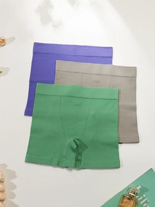 Détail de shorts de yoga sans couture en tissu côtelé violet, gris et vert extensible