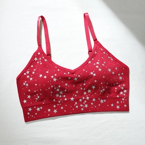 Dettaglio del reggiseno sportivo rosso senza cuciture con stelle e spalline regolabili