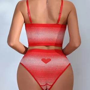Ensemble de lingerie en maille rouge sans couture avec fines bretelles et détail cœur