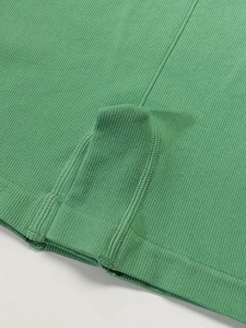 Gros plan du tissu en maille côtelée élastique avec coutures renforcées du short de yoga