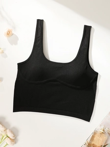 Vue à plat de la brassière de sport noire sans couture à larges bretelles