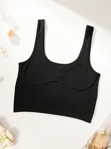 Soutien-gorge de sport noir sans couture avec larges bretelles posé sur du marbre
