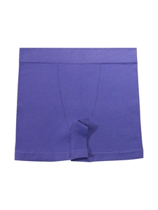 Vue détaillée de la texture en maille fine et de la taille élastique des shorts de yoga violets