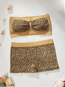 Dettaglio flat lay di completo reggiseno a fascia e pantaloncini con stampa leopardata