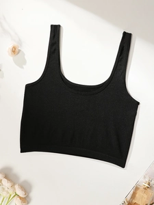 Détail d'une brassière de sport noire sans couture avec de larges bretelles sur marbre