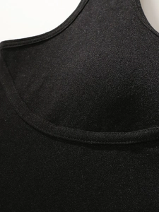 Détail du soutien-gorge de sport noir sans couture avec texture scintillante et bordures