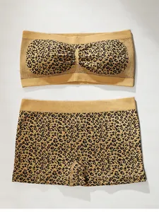Dettaglio del set lingerie leopardato con trama a costine e top a fascia imbottito