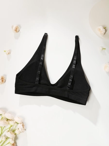 Détail du soutien-gorge noir sans couture à col en V avec fines bretelles réglables