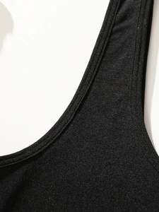 Détail macro du soutien-gorge de sport noir avec tissu scintillant et coutures doubles