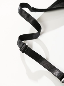 Détail de la bretelle de soutien-gorge noire côtelée réglable avec boucle de serrage