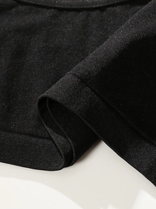 Gros plan macro sur la texture tricotée noire sans couture et la finition des coutures plates