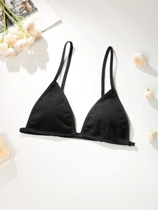 Détail de la bralette noire côtelée à col en V avec fines bretelles et texture