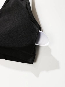 Vue détaillée du soutien-gorge noir sans couture avec coussinets amovibles et bord côtelé