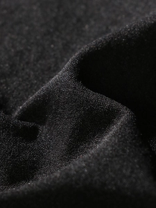 Détail macro de la texture du tissu tricoté sans couture noir pour soutiens-gorge