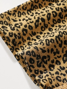 Dettaglio ravvicinato del tessuto in maglia a costine con stampa leopardata