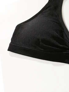 Gros plan détaillé du soutien-gorge noir sans couture avec large bande côtelée élastique