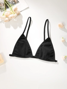 Gros plan sur le soutien-gorge triangle noir col V avec bretelles fines et maille fine