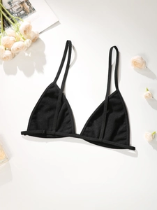 Détail macro du soutien-gorge triangle noir sans couture avec fines bretelles réglables