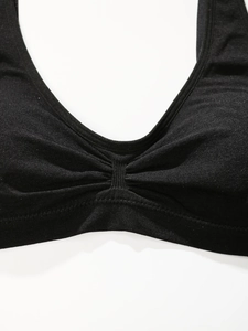 Détail d'un soutien-gorge de sport noir sans couture avec col en V profond et bord côte