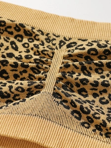 Dettaglio del tessuto a costine con stampa leopardata che mostra trama e cuciture