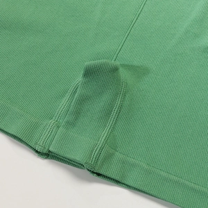 Short de yoga vert côtelé à taille haute avec coutures renforcées et tissu élastique