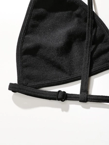 Détail d'un soutien-gorge triangle noir avec bretelle réglable et coutures sans couture