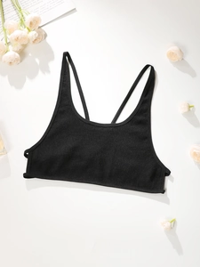 Detailansicht eines schwarzen gerippten Yoga-Tops mit dünnen Trägern und Textur