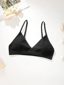 Détails à plat d'une brassière noire sans couture à col en V avec de fines bretelles