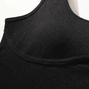 Soutien-gorge de sport noir sans couture avec larges bretelles et coussinets intégrés