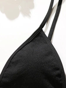Détail du soutien-gorge noir avec texture côtelée et coutures invisibles soignées