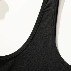 Soutien-gorge de sport noir sans couture avec larges bretelles et texture scintillante
