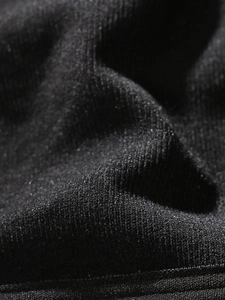 Gros plan sur la texture du tissu en tricot noir de qualité pour soutien-gorge sans armature