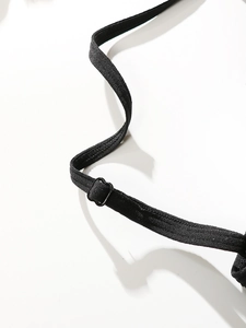 Détail de la bandoulière élastique réglable avec boucle sur le soutien-gorge noir