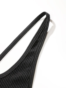 Nahaufnahme des schwarzen gerippten Yoga-Tanktops aus elastischem und weichem Material
