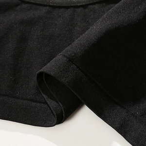 Brassière de sport sans couture noire à larges bretelles et col rond en maille